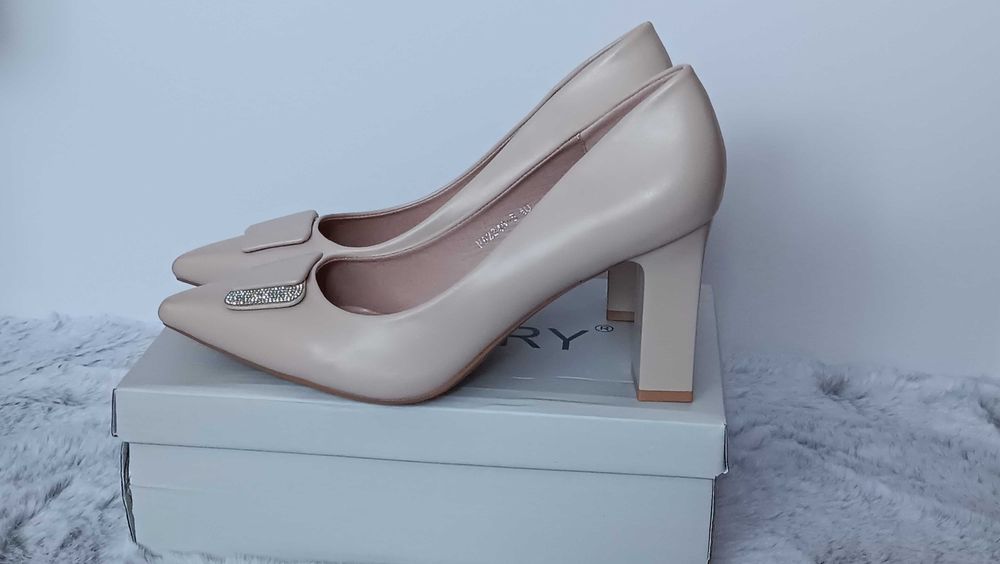 Стилни дамски обувки с висок ток в бежово