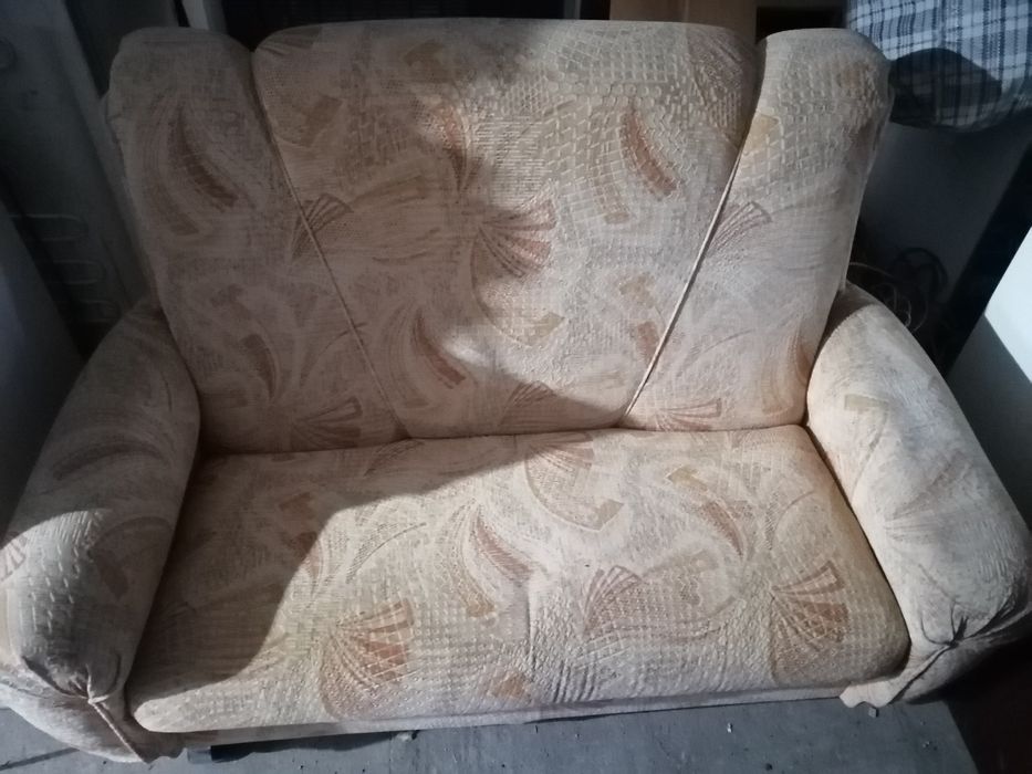 Диван маленький.