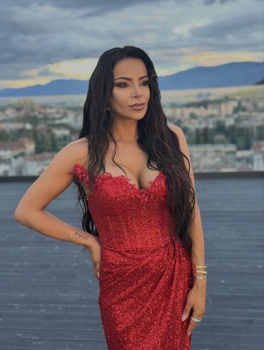 Уникална,стилна червена рокля с елементи