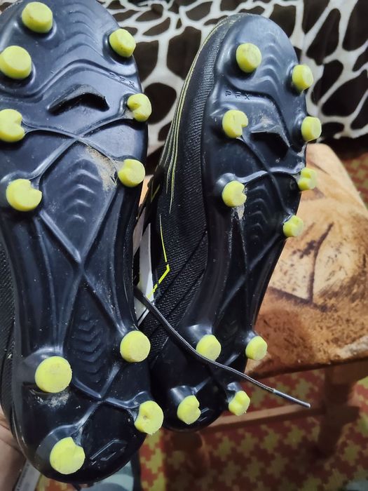 Vând adidași fotbal mărimea 35