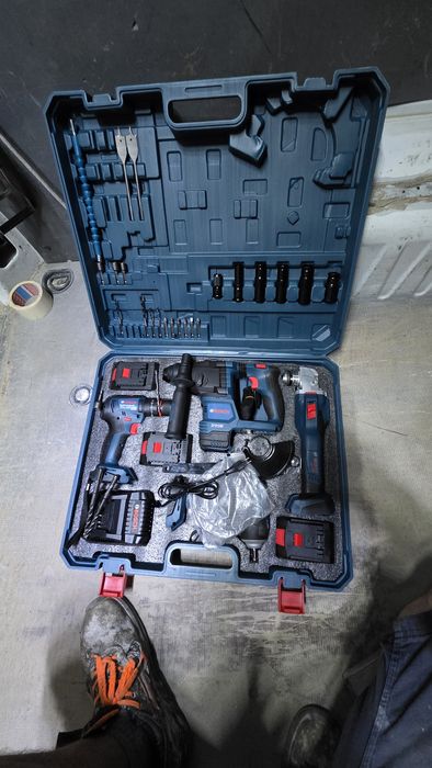 Set Bosch Professional – 4 scule + 3 baterii + încărcător – NOU
