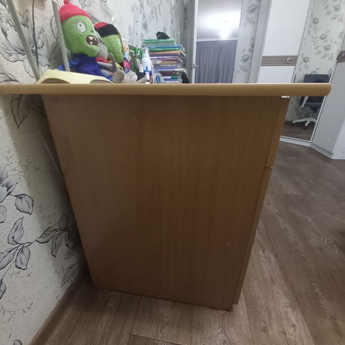 Стол письменный в хорошем состоянии