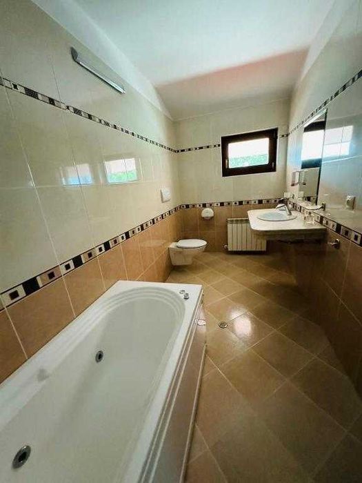 ХОТЕЛ с РЗП 1300 кв.м., работещ, град Карлово