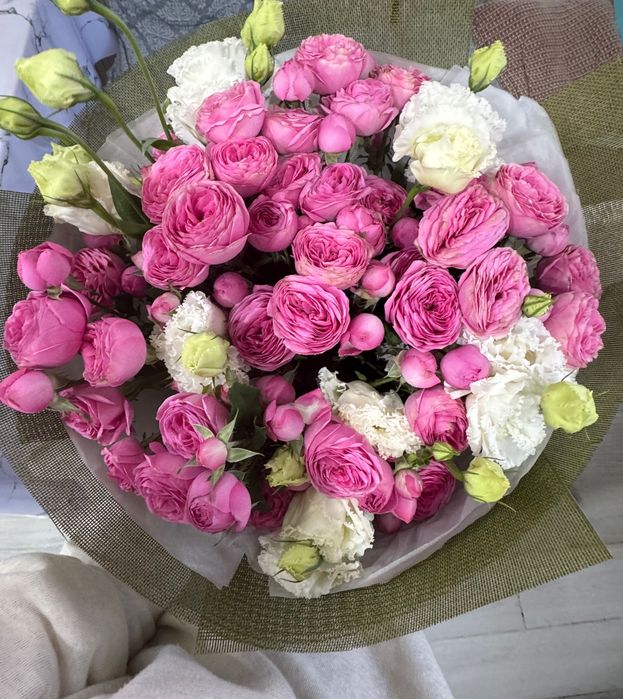 Букет кустовых роз с эустомами