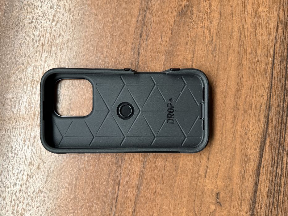 Продам оригинальный чехол для айфон 16 про Otterbox