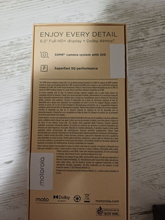 Telefon Motorola cu husă și încărcător