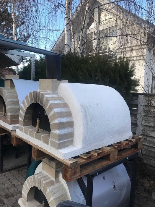 Cuptor mobil traditional cu vatra pe lemne pentru pizza, paine