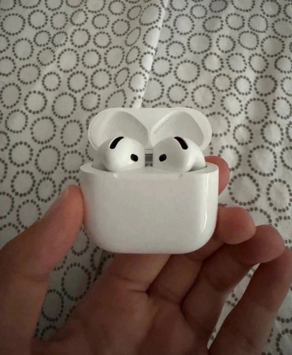 AirPods 4 cu anulare activă a zgomotului și caseta cu încărcare USB C și wireless
