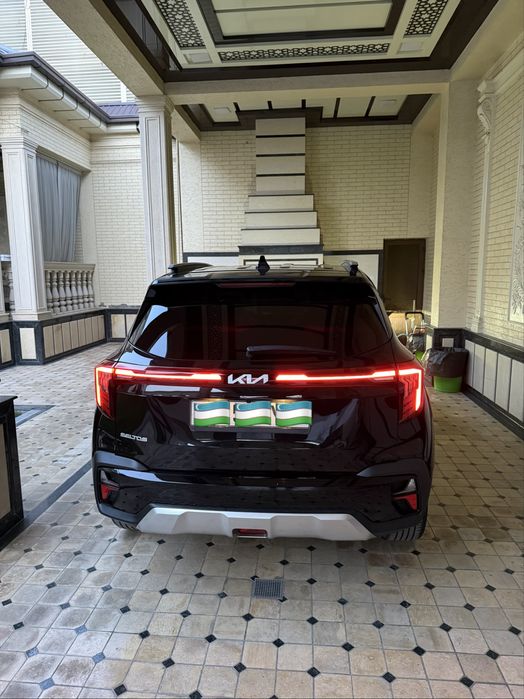 Kia seltos 2024 sotiladi. Rangi qora lyuk bor full.