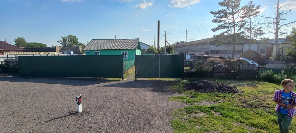 Установка металлического забора.