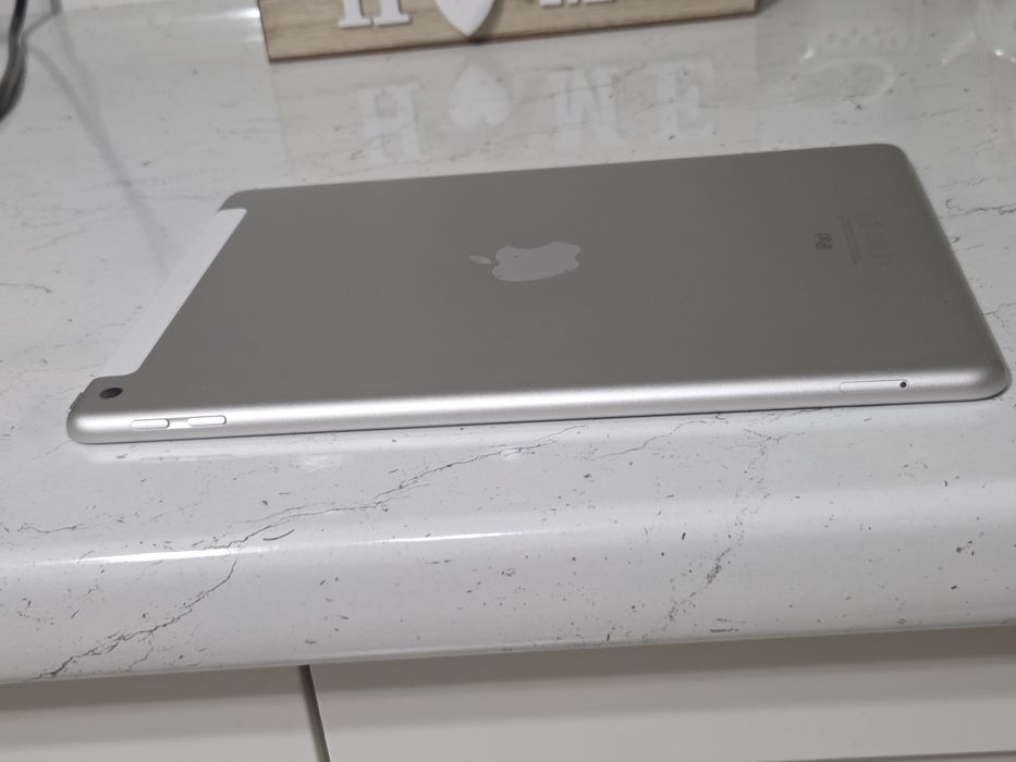 Продам iPad 9.7 (2017) Wi-Fi  (SIM) 32GB