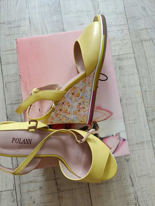 Продаю босоножки летник Molly Bessa