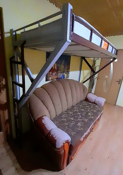 Pat suspendat de perete