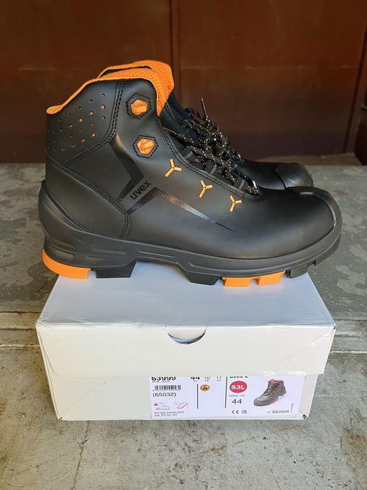 Vand bocanci protectie Uvex marimea 44