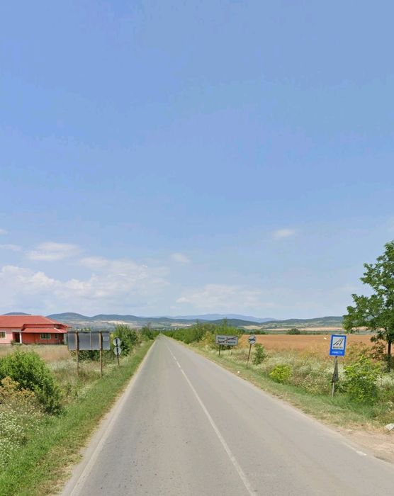 Продавам парцел точно до града и два пътя с лесен достъп.