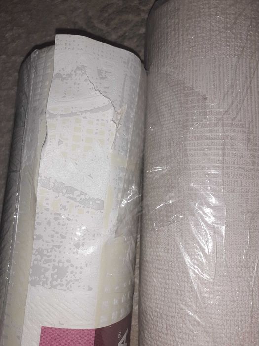 Обои по 1 рулону.