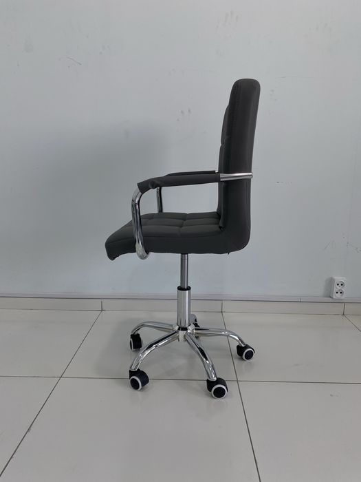 Современный офисный стул на колёсиках – чёрный, с удобной спинкой
