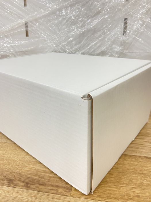 Большие белые коробки