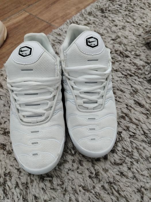 Vand o pereche de Nike Tn albe  marimea  39