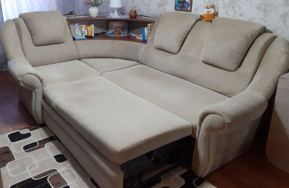 Угловой диван-трансформер с встроенными полками