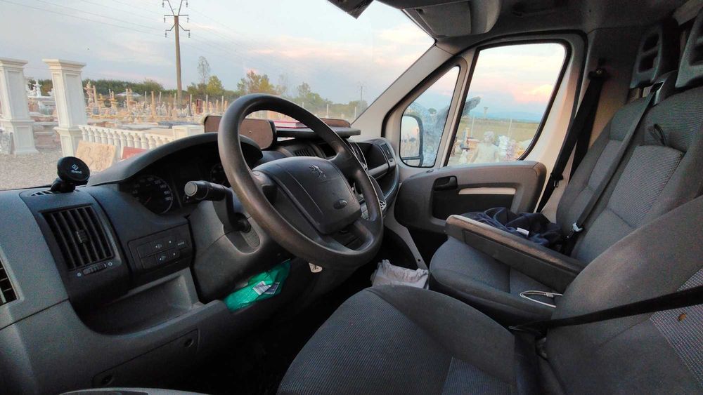 Camioneta - Autoutilitară Peugeot Boxer cu Prelată si Macara