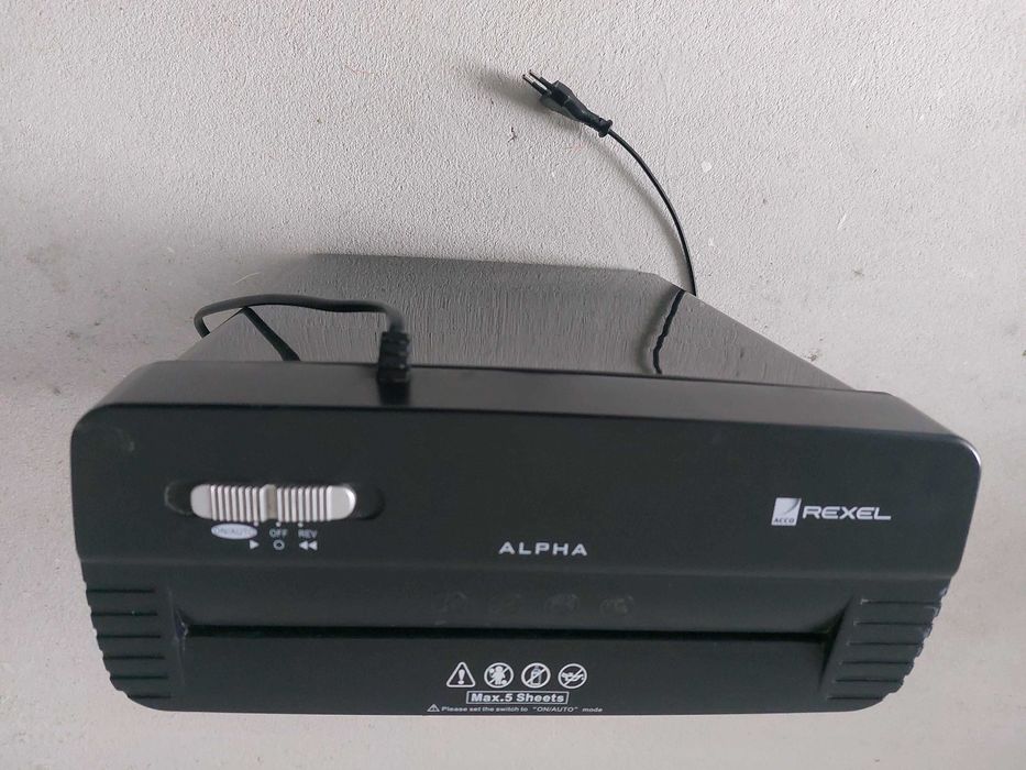 Шредер за унищожаване на документи Rexel Alpha - като нов!