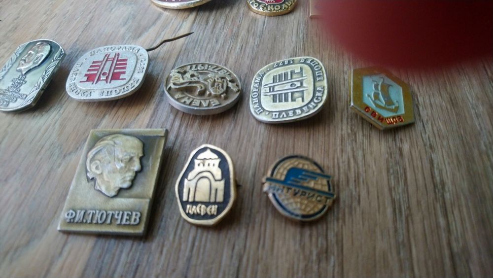 Значки - български и руски. Продават се и поотделно.