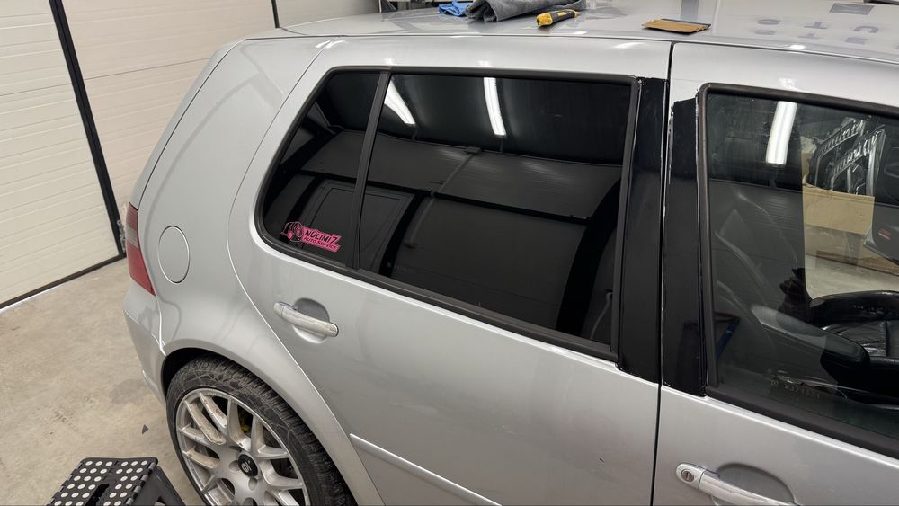 Поставяне на слънцезащитно фолио затъмняване на стъкла