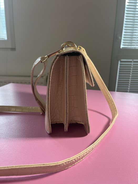 Бежова чанта от еко кожа