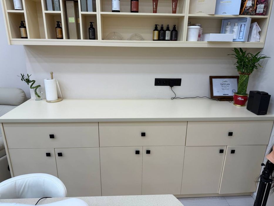 Продается шкаф для салона красоты ( мебель для салона красоты)