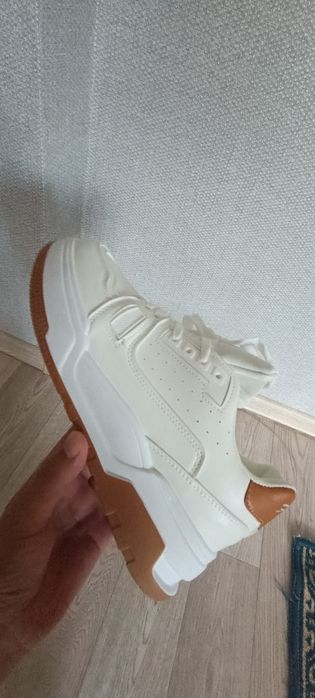 Продам Кроссовки белые