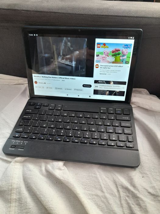 Tableta android 11 cu tastatura wireless inclusa.