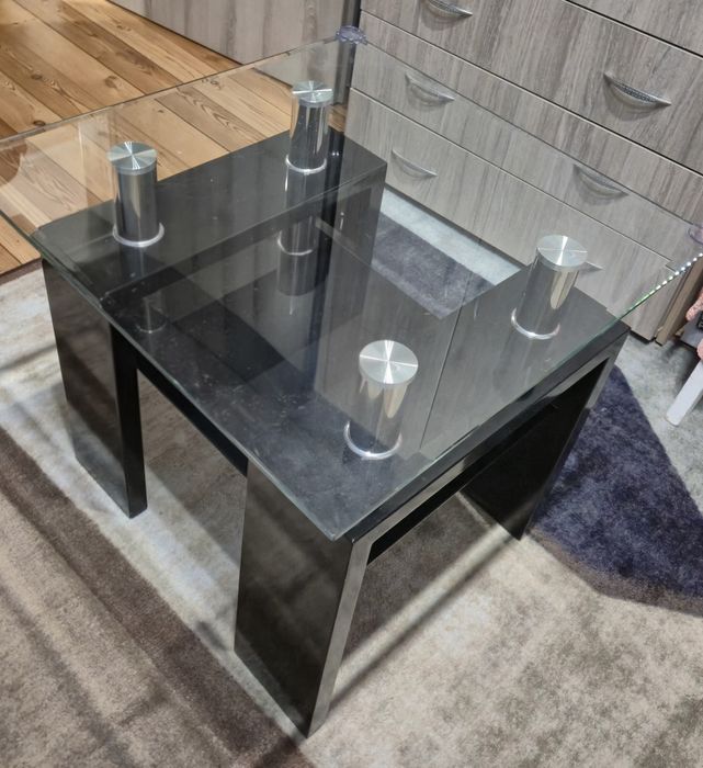 Квадратна стъклена маса