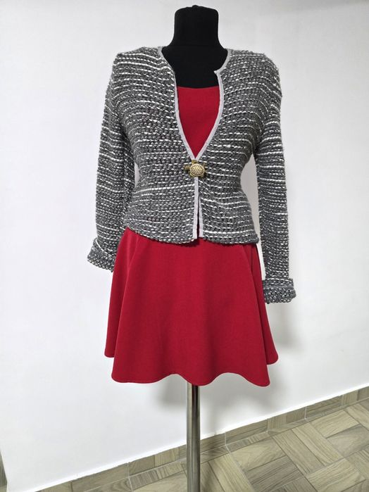 Rochie roșie, model clos, cu mânecă bufanta