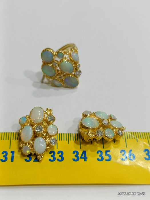 Vind set cercei și inel din aur 18kt cu diamante și opal natural