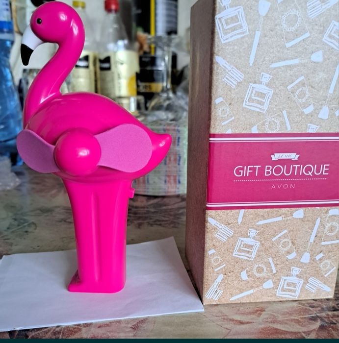Продавам нов ръчен вентилатор на "Avon".
