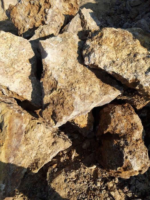 Сары тас сатылады...