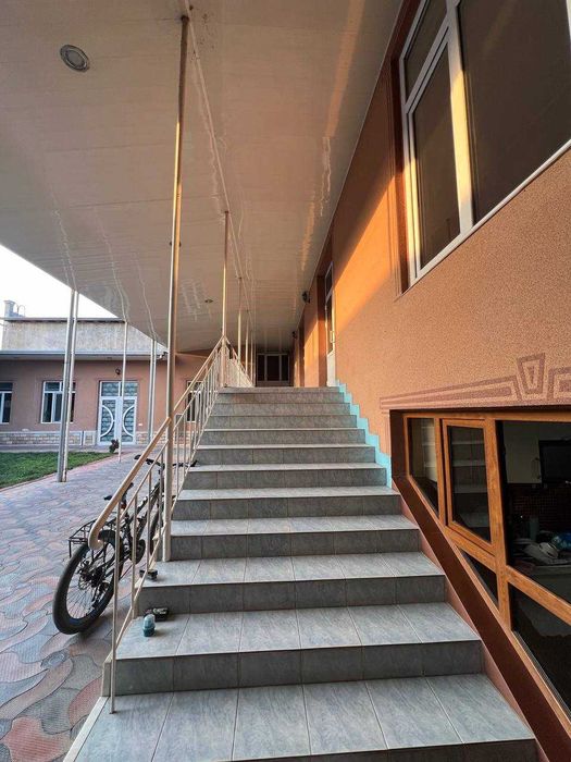 Продается большой дом 10 сот 12 ком в городе не далеко от метро