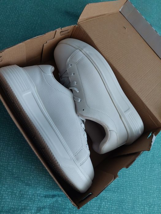 Vând Adidașii Unisex Noi Nr 38 Calitate Buna La Cutie