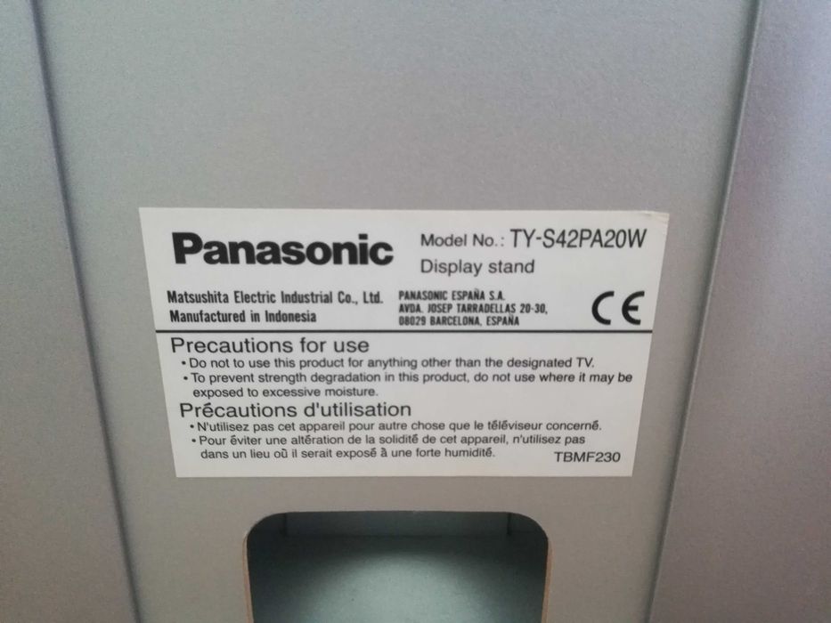 Поставка за телевизор с рафтове