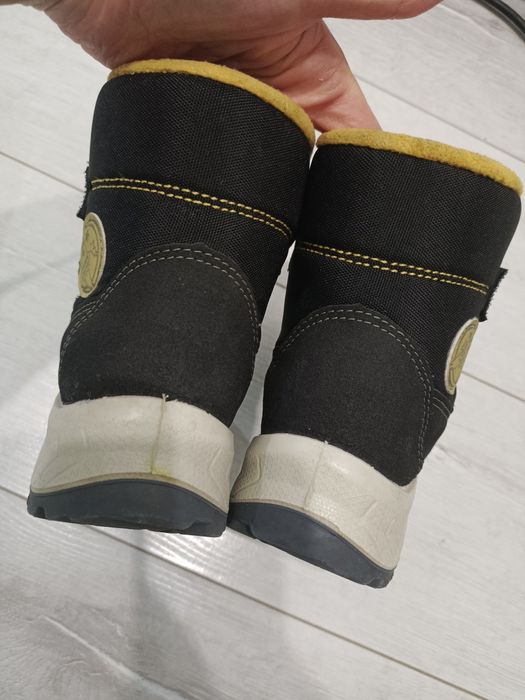 Продам детскую зимнюю обувь