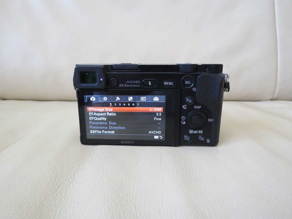 Aparat foto Mirrorless Sony Alpha A6000 24.3MP (Body) - Doar 9200 cadre