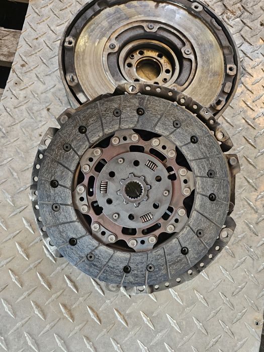Kit ambreiaj volanta cu masa dubla disc placa FORD Focus 1.6 TDCI 6 trepte an 2014