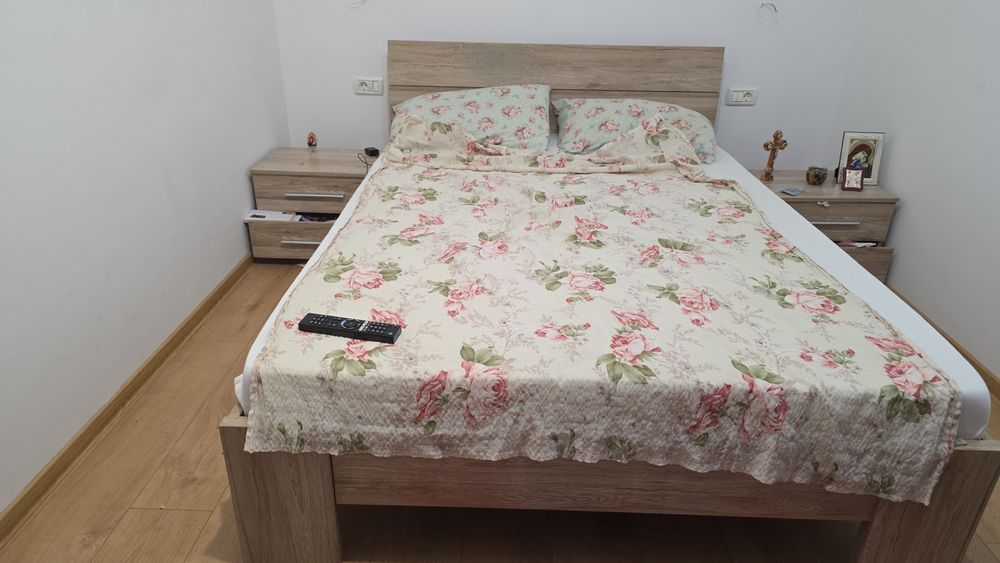 Vanzare  pat cu 2 noptiere si o comda