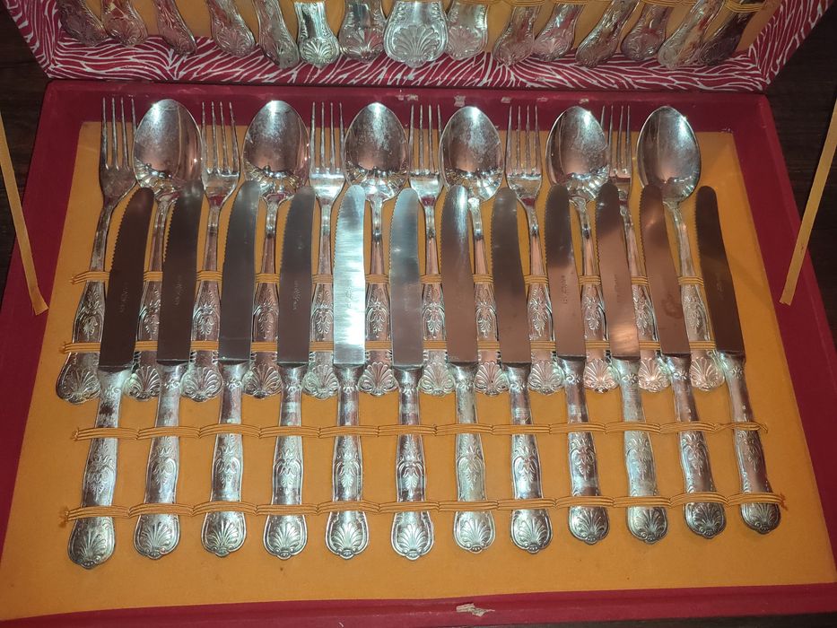 Посребрени прибори/ сервиз за хранене