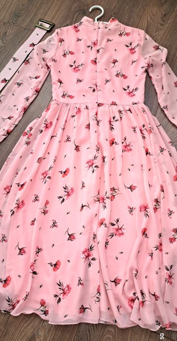 Кокетна рокля с рози