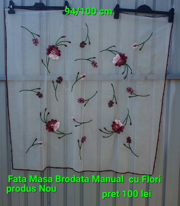 Fata de masa brodata manual cu flori