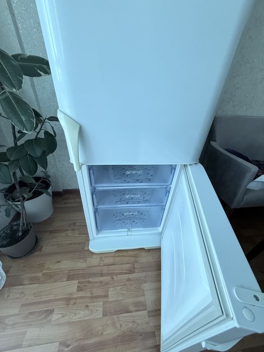 Холодильник двухкамерный, фирма пройзводитель Бирюса