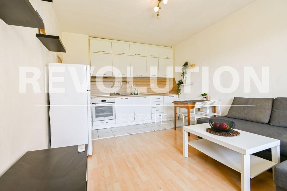 Двустаен апартамент в ж.к. Люлин 9