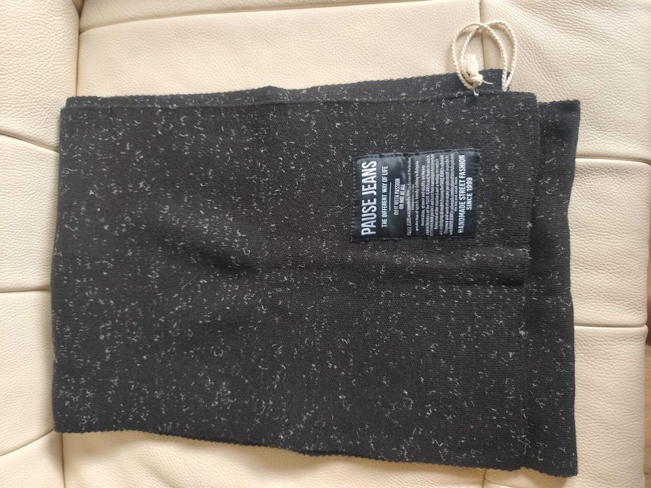 Унисекс шал PAUSE елегантен и комфортен